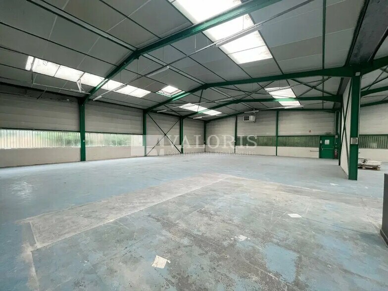 Flex in Saint-Genis-Laval for lease - Interior Photo - Image 2 of 59