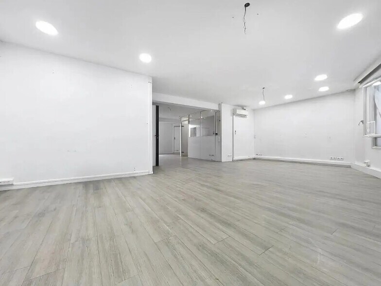 Office in Paris for lease - Interior Photo - Image 1 of 7