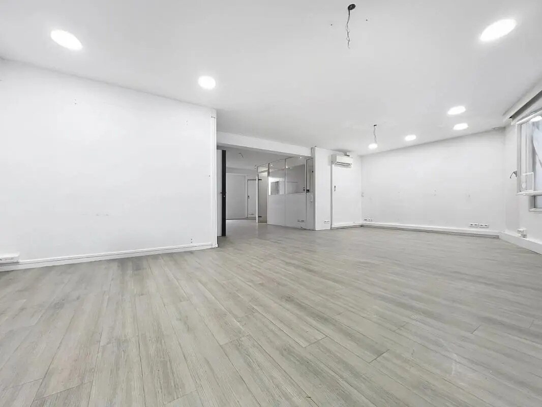 Office in Paris for lease Interior Photo- Image 1 of 8