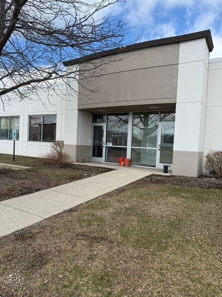 22285 N Pepper Rd, Lake Barrington, IL for lease - Building Photo - Image 1 of 1