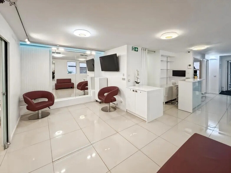 Office in Paris for lease - Interior Photo - Image 2 of 8