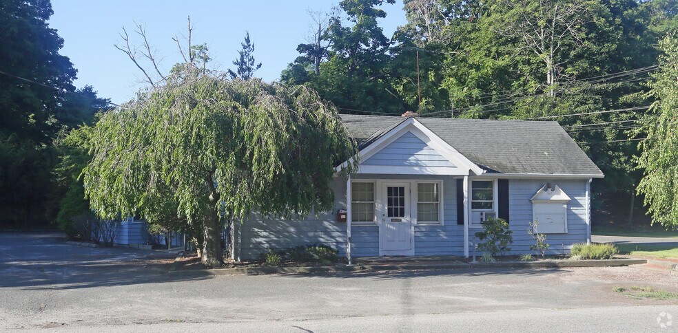 1530 N Country Rd, Wading River, NY for sale - Primary Photo - Image 1 of 1