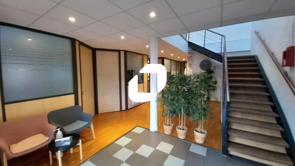 Office in Lezennes for sale - Lobby - Image 2 of 9