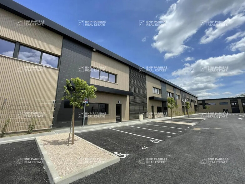 Office in Launaguet for lease - Building Photo - Image 3 of 17