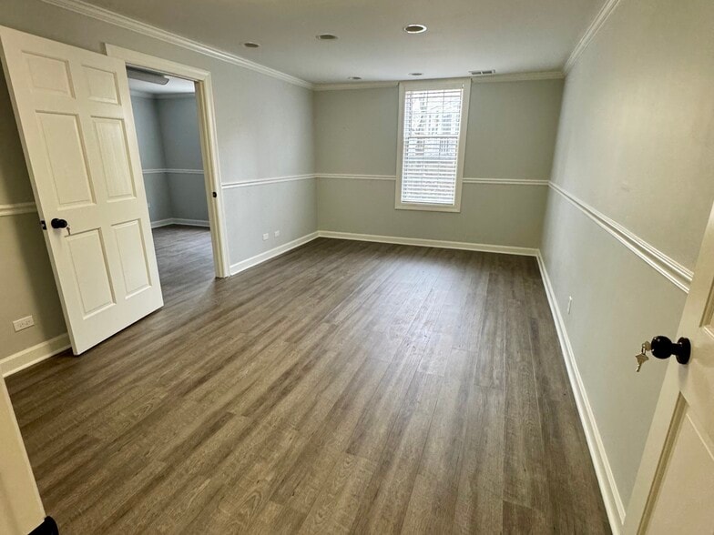 1624 W Colonial Pky, Palatine, IL for lease - Building Photo - Image 3 of 8