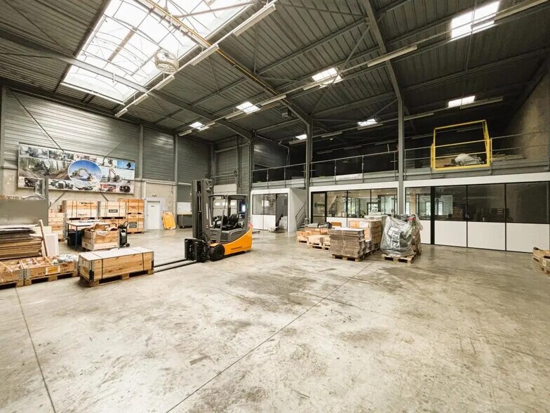 Flex in Chilly-Mazarin for lease - Interior Photo - Image 2 of 9