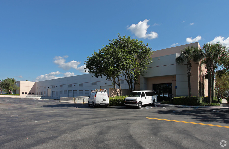 10101-10151 Business Dr, Miramar, FL for lease - Primary Photo - Image 1 of 2