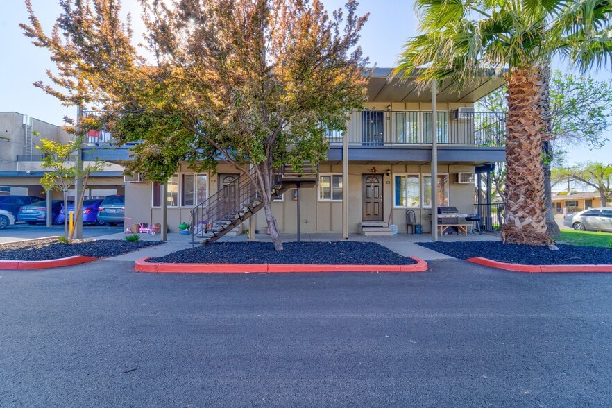 233 W I St, Los Banos, CA for sale - Building Photo - Image 2 of 10