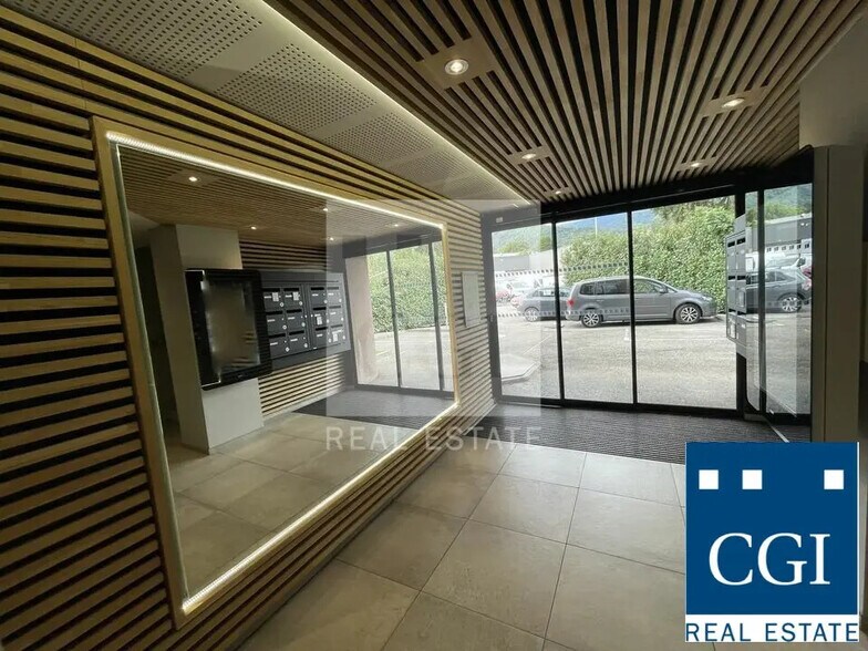 Office in Seyssins for lease - Lobby - Image 1 of 4