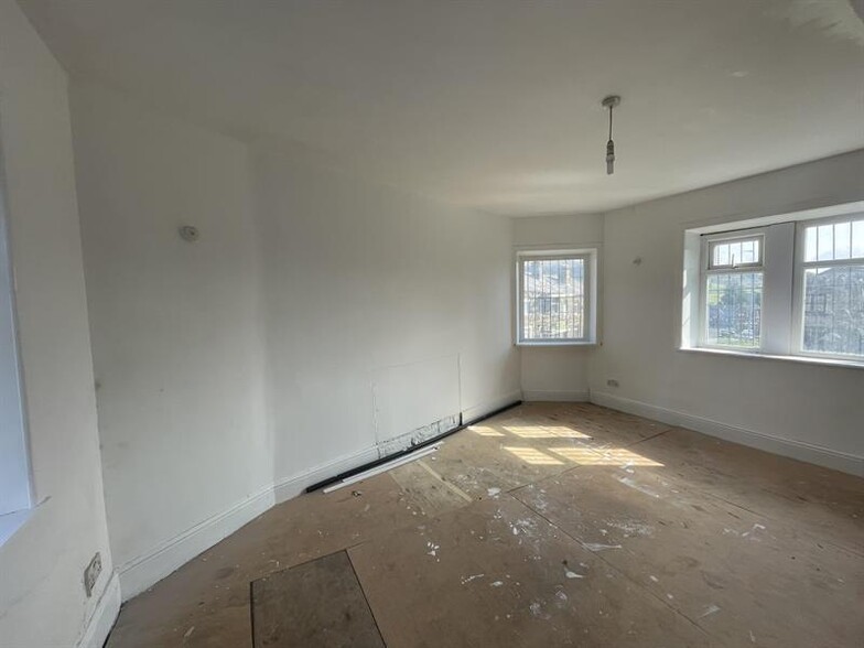 33A Keighley Rd, Halifax for sale - Interior Photo - Image 2 of 4