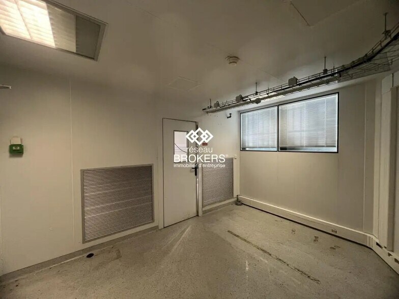 Retail in Saint-Aubin for lease - Building Photo - Image 3 of 14