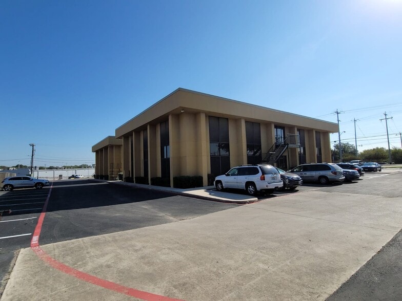 433 Kitty Hawk Rd, Universal City, TX for lease - Building Photo - Image 2 of 11