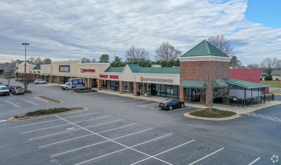 1837 E Broad St, Statesville, NC for lease - Building Photo - Image 3 of 6