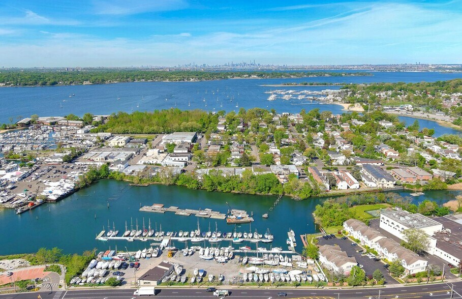 76 Shore Rd, Port Washington, NY for sale - Primary Photo - Image 1 of 1