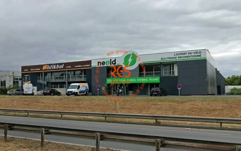 Retail in Bordeaux for lease - Building Photo - Image 1 of 8