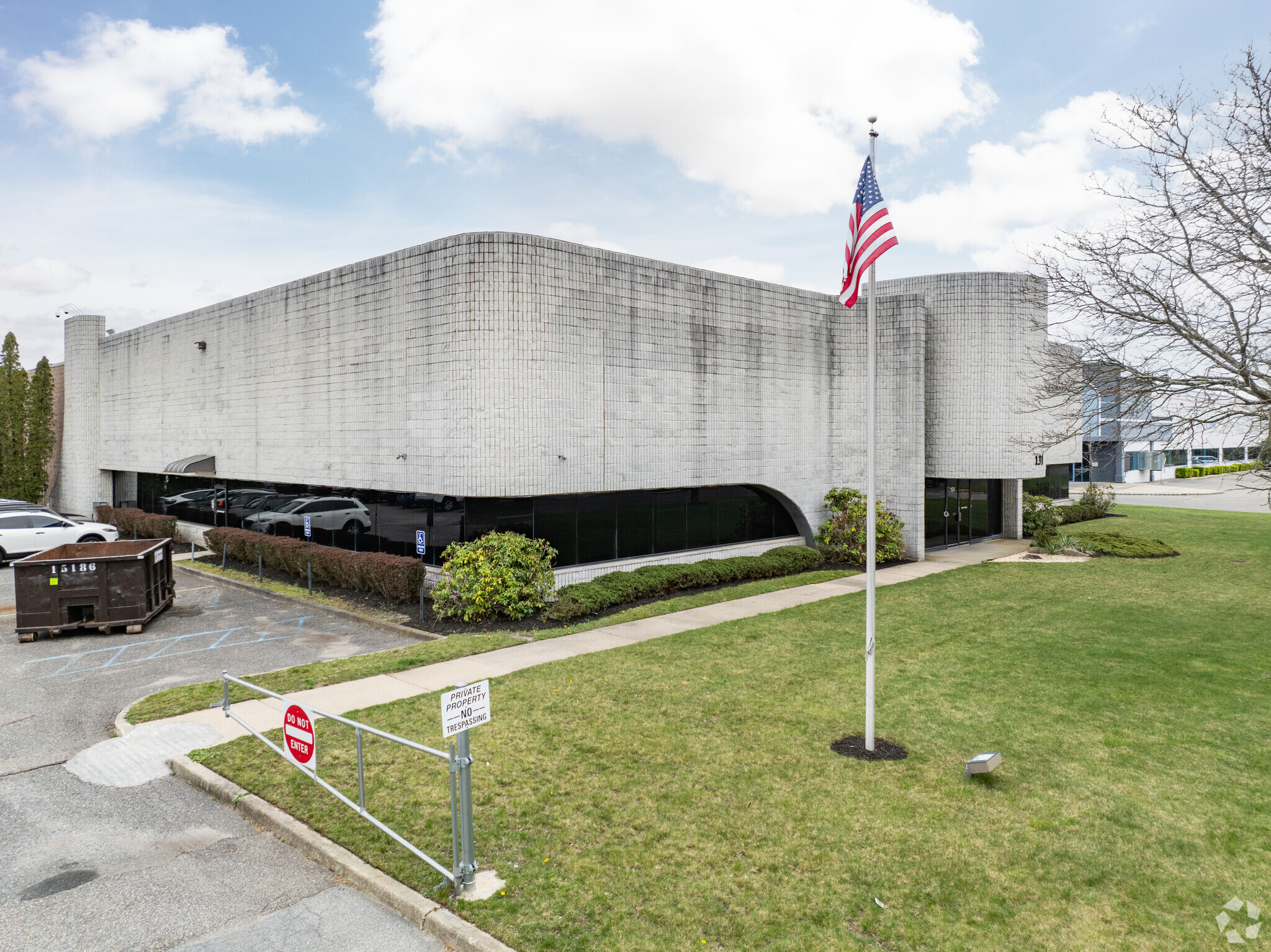 131 Heartland Blvd, Edgewood, NY for sale Primary Photo- Image 1 of 1