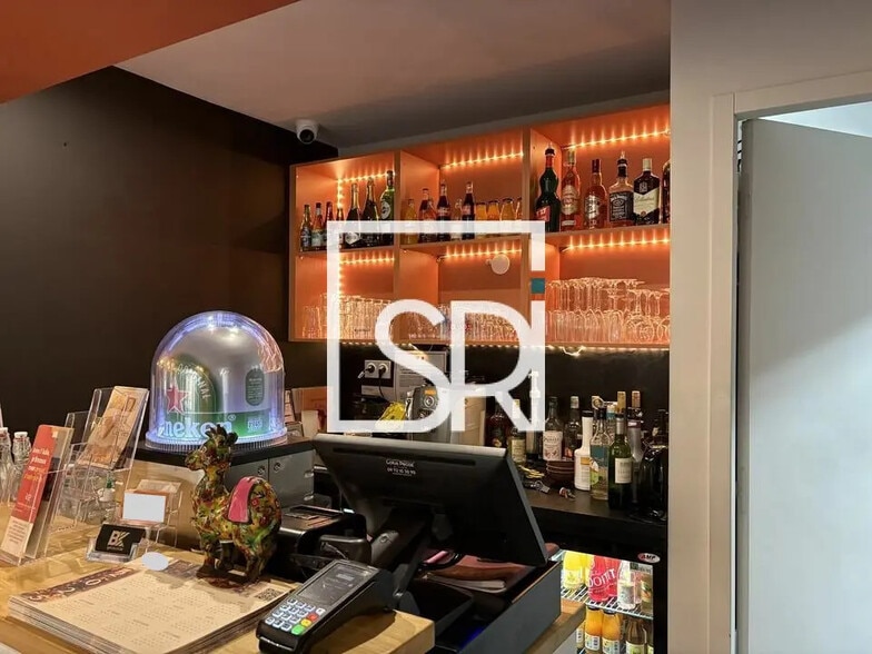 Retail in Clermont-Ferrand for sale - Interior Photo - Image 1 of 10