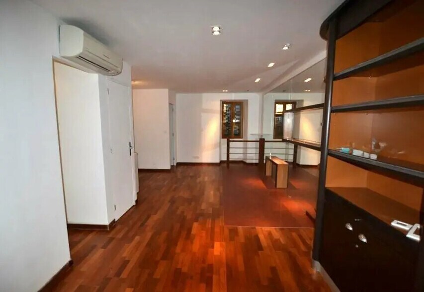 Flex in Valbonne for lease - Interior Photo - Image 2 of 4