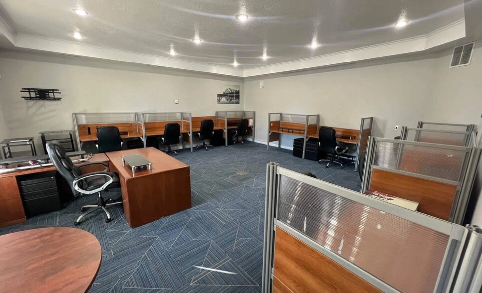 2070 W Broadway St, Idaho Falls, ID for lease - Interior Photo - Image 3 of 7