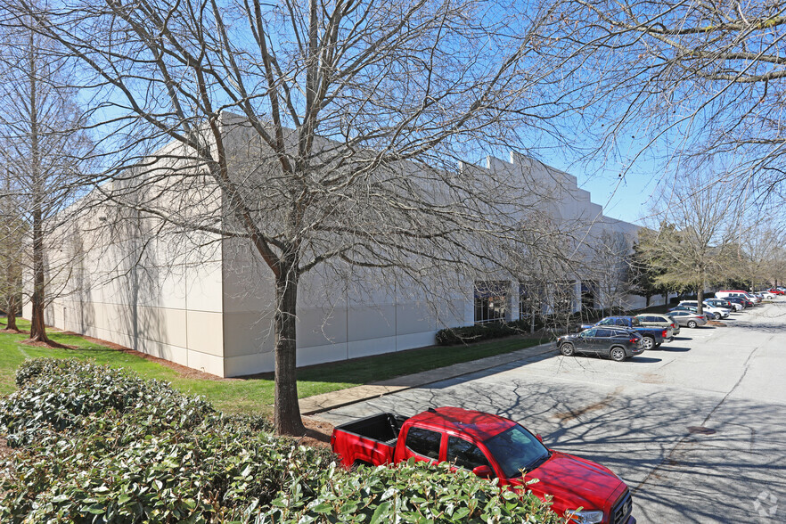 651 Brigham Rd, Greensboro, NC for lease - Building Photo - Image 1 of 11