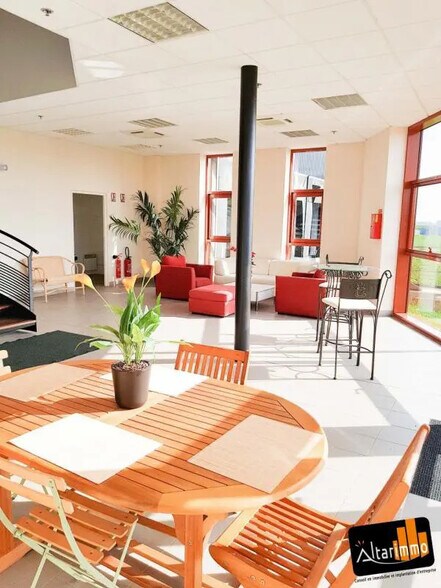 Office in Vernouillet for lease - Building Photo - Image 1 of 4