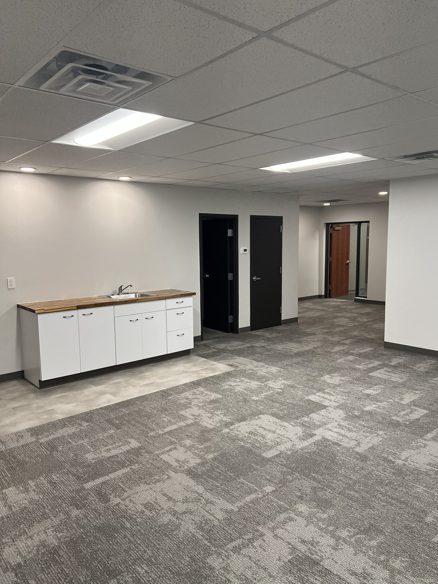 4420 NE Chouteau Tfwy, Kansas City, MO for lease Interior Photo- Image 1 of 9