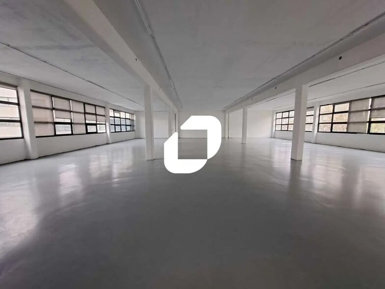 Flex in Bagnolet for lease - Interior Photo - Image 3 of 8