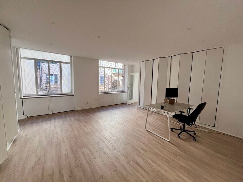 Office in Nice for lease - Interior Photo - Image 1 of 6