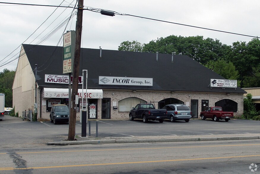 Retail in Warwick, RI for sale - Building Photo - Image 1 of 1