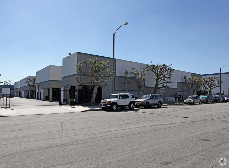 146-148 W 132nd St, Los Angeles, CA for lease - Building Photo - Image 2 of 8