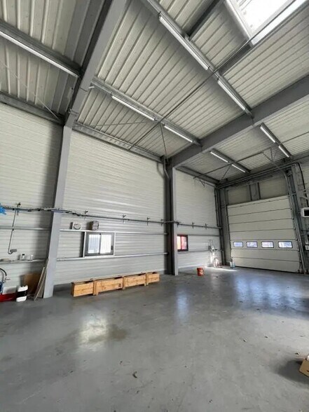 Office in Plescop for lease - Interior Photo - Image 2 of 2