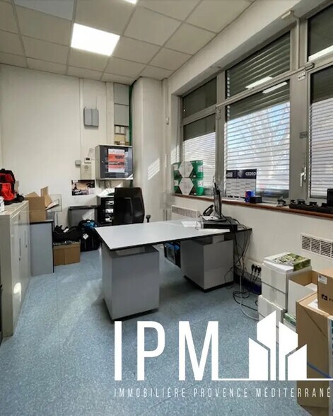 Flex in Marseille for lease - Interior Photo - Image 3 of 20