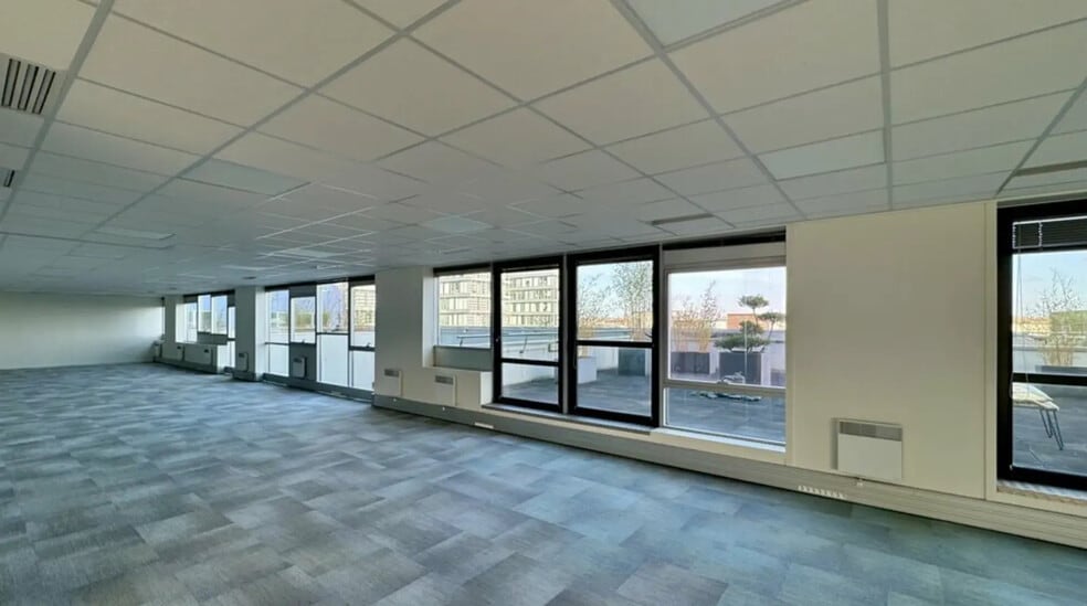 Office in Lille for lease - Building Photo - Image 2 of 8