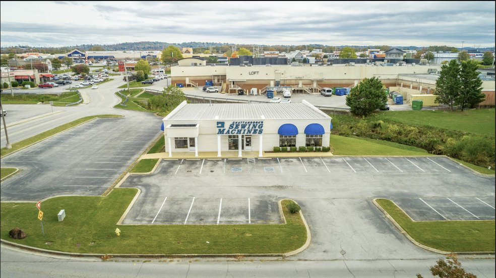 2200A Hamilton Place Blvd, Chattanooga, TN for lease - Building Photo - Image 1 of 14