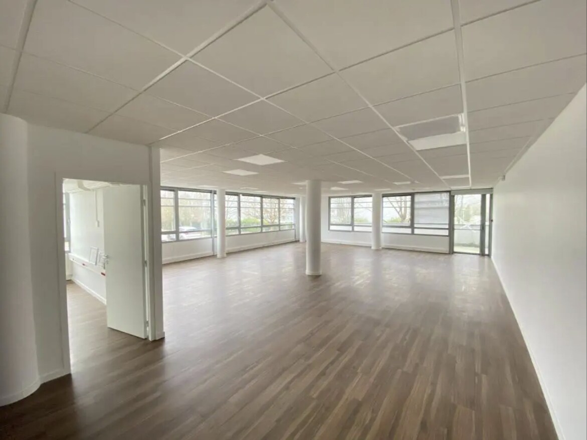 Office in Saint-Priest for lease Interior Photo- Image 1 of 6