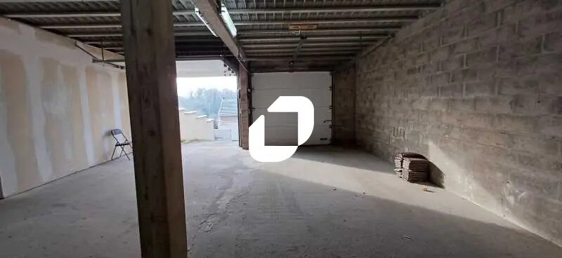 Office in Guerville for lease - Interior Photo - Image 2 of 5