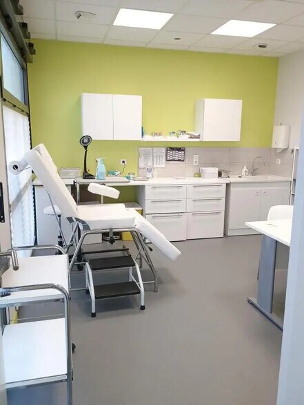 2 Rue De L'Ecole, Rillieux-la-Pape for lease - Interior Photo - Image 2 of 5