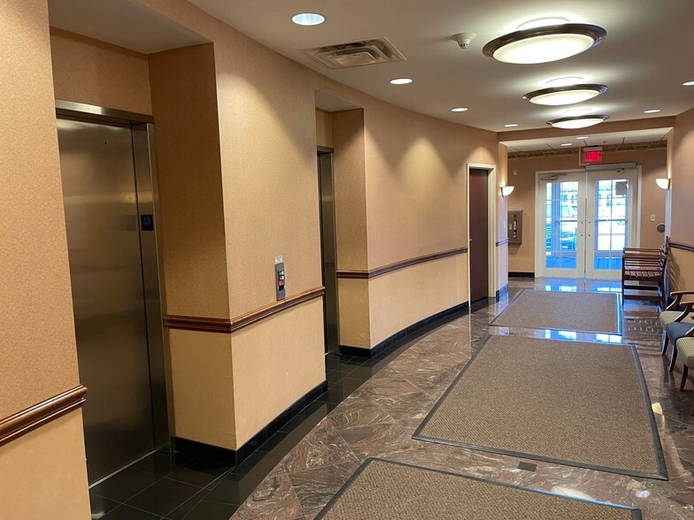 20455 Lorain Rd, Fairview Park, OH for lease - Interior Photo - Image 3 of 8