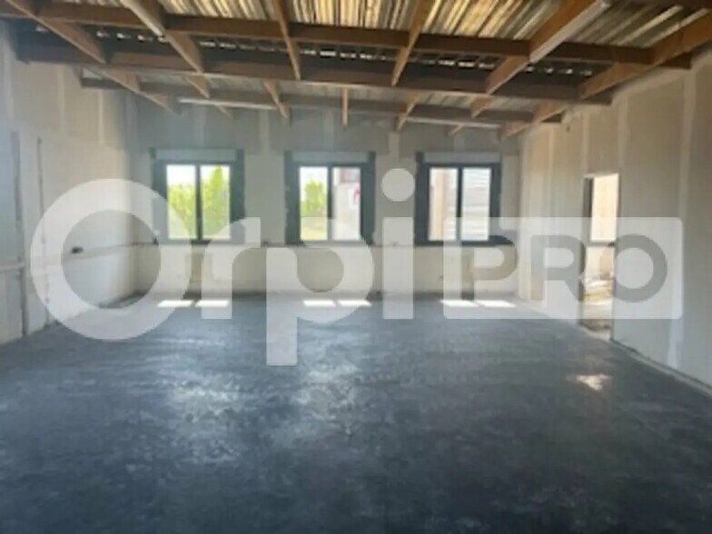 Flex in Arnas for lease - Interior Photo - Image 3 of 5