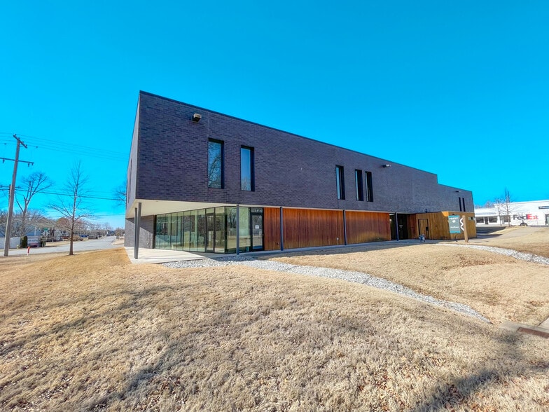 1011 SW A St, Bentonville, AR for lease - Building Photo - Image 2 of 4