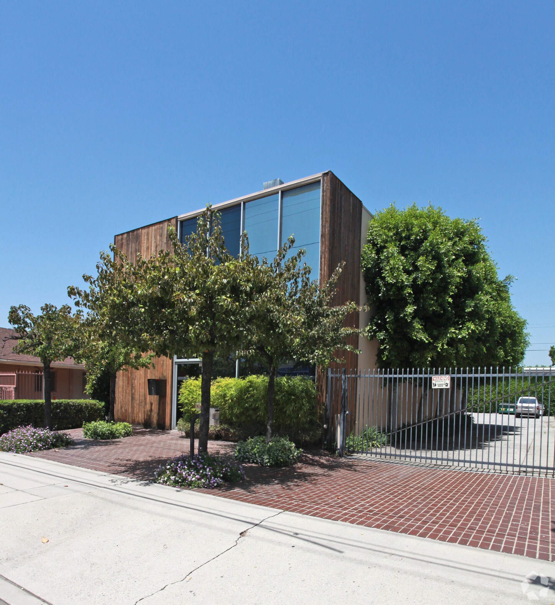 15213 Burbank Blvd, Van Nuys, CA for sale Primary Photo- Image 1 of 1