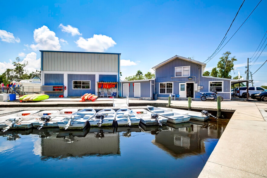 7154 Shoal Line Blvd, Weeki Wachee, FL for sale - Building Photo - Image 1 of 1