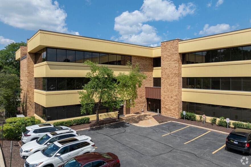 1655 N Arlington Heights Rd, Arlington Heights, IL for lease - Building Photo - Image 3 of 10