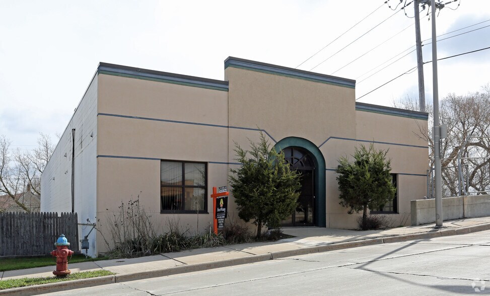 1828 S 76th St, West Allis, WI 53214