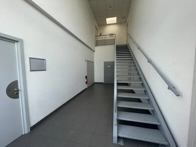 Flex in Lisses for lease - Interior Photo - Image 2 of 11