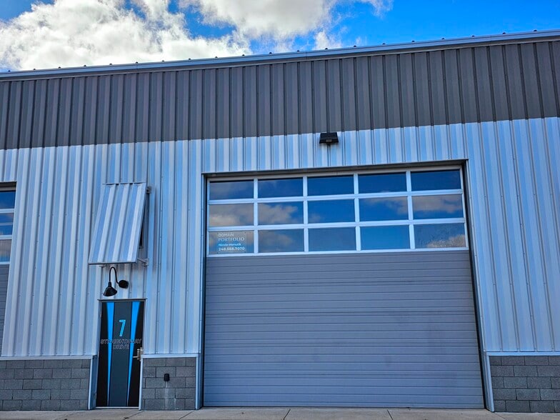 7 Straightaway Dr, Pontiac, MI for sale - Primary Photo - Image 1 of 10