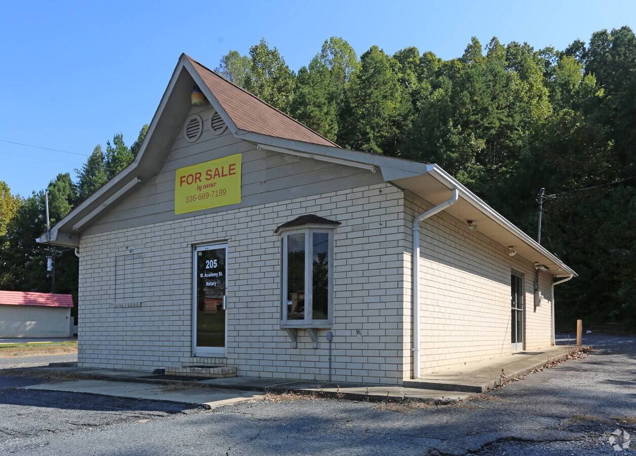 205 W Academy St, Randleman, NC 27317