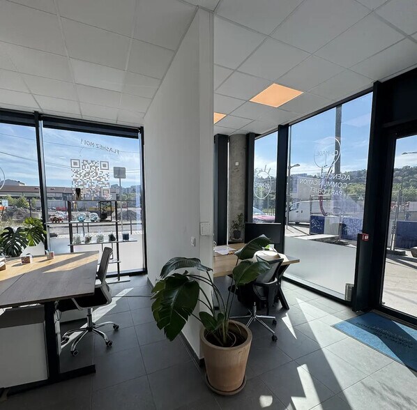 Office in Lyon for lease - Interior Photo - Image 2 of 5