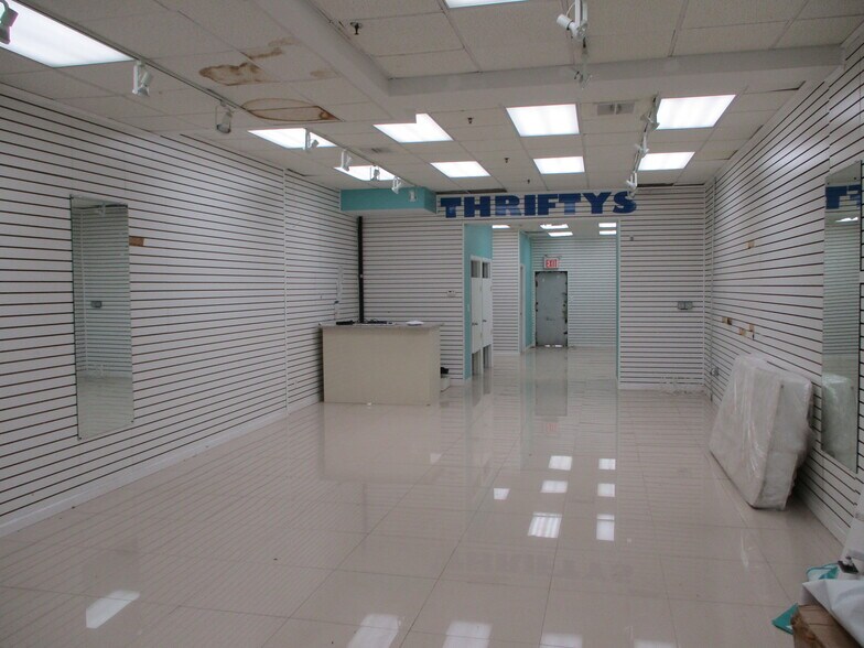 8032 Jamaica Ave, Jamaica, NY for sale - Interior Photo - Image 1 of 1