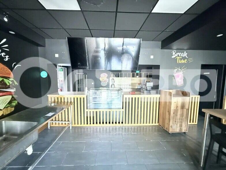 Retail in Le Havre for lease - Interior Photo - Image 2 of 9